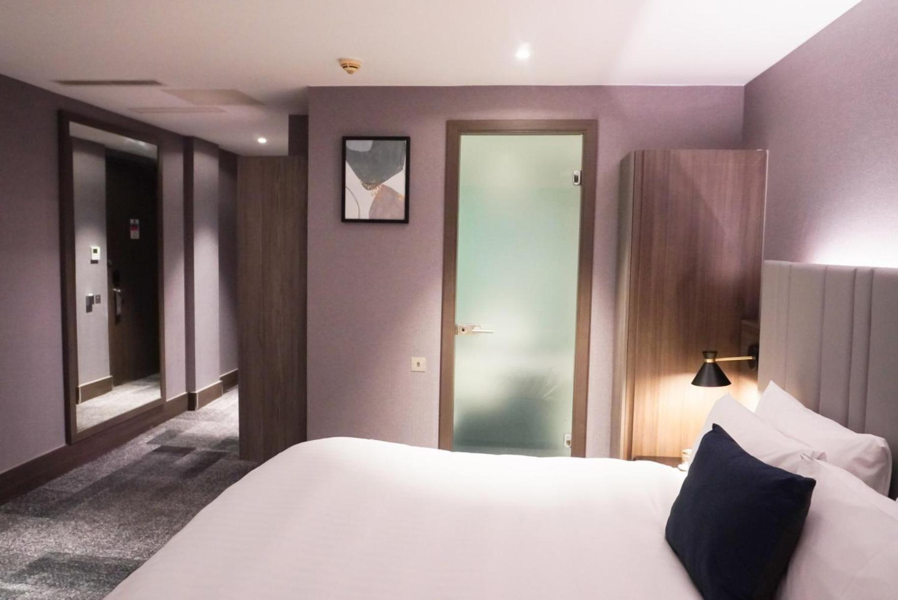 Hotel Crowne Plaza London - Kingston By Ihg Surbiton Exterior foto
