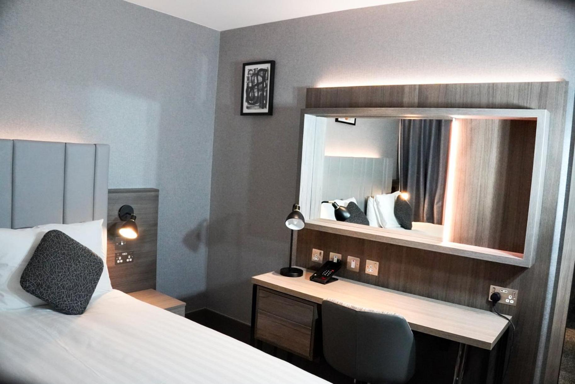Hotel Crowne Plaza London - Kingston By Ihg Surbiton Exterior foto